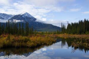 aéreo Visão do a vermelhão lagos perto banff, Canadá. foto