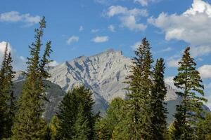 Visão do montar Norquay a partir de banff. foto