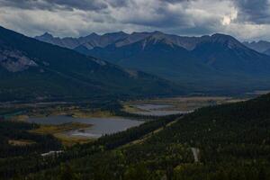 aéreo Visão do a vermelhão lagos perto banff, Canadá. foto