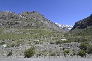 andes montanha dentro verão com pequeno neve foto