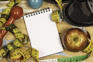 fruta para peso perda com medindo fita e equipamento para exercício e dieta, peso perda foto