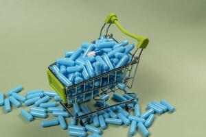 azul remédio cápsula dentro miniatura compras carrinho foto