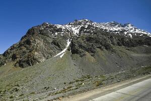 andes montanha dentro verão com pequeno neve foto