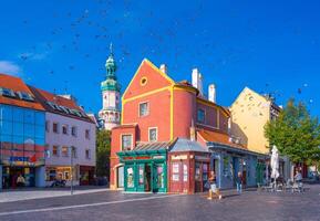 sopron, Hungria - 13 Outubro 2023. Visão do velho colorida histórico casas e vintage fazer compras quiosques dentro a central parte do sopron foto