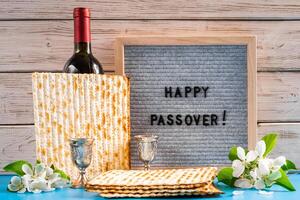 a comemorar Primavera feriado páscoa. garrafa do vinho e tradicional judaico matzo pão foto