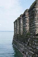 fechar-se do medieval pedra fortaleza às Sirmione, Itália foto