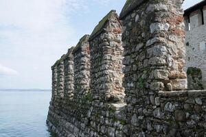 fechar-se do medieval pedra fortaleza às Sirmione, Itália foto