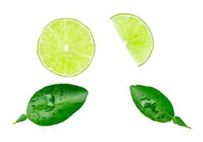 topo Visão conjunto do verde limão fruta dentro metade e fatia ou trimestre forma com folhas isolado em branco fundo com recorte caminho foto