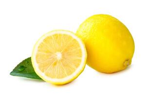 frente Visão do amarelo limão fruta com fatia e folha isolado em branco fundo com recorte caminho foto