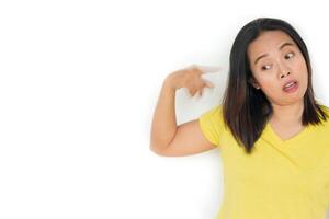 retrato do a Bravo mulher olhando às Câmera isolado em uma branco fundo foto