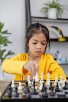 uma jovem menina é jogando uma jogos do xadrez foto