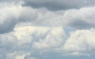foto do uma nublado céu isto vai chuva em breve
