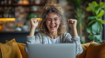 ai gerado mulher a comemorar enquanto trabalhando em computador portátil às cafeteria foto