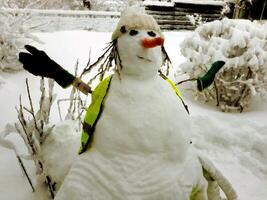 uma boneco de neve lado de fora a casa depois de uma pesado queda de neve dentro digital pintura estilo foto