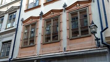 fachada do uma histórico construção dentro central Estocolmo. em a janelas você pode Vejo a cabeças do personagens a partir de italiano história. foto