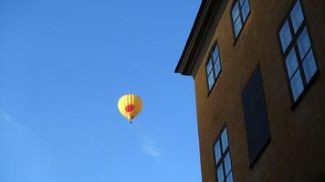 caminhando dentro a histórico Centro do Estocolmo. você pode Vejo a construção local guindastes e uma quente ar balão. foto