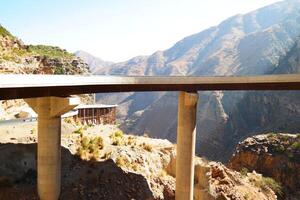 uma estrada dentro a montanha , isto estrada é conhecido Como quetta estrada, rakhi gaj aço ponte é famoso dentro a mundo Está uma Novo maravilha dentro constrição dentro Paquistão em 2023-09-25 foto