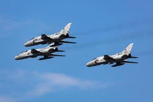 aleatório, Polônia, 2023 - polonês ar força cadeado sukhoi su-22 ajustador lutador jato avião vôo. aviação e militares aeronaves. foto