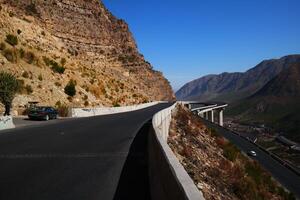 uma estrada dentro a montanha , isto estrada é conhecido Como quetta estrada, rakhi gaj aço ponte é famoso dentro a mundo Está uma Novo maravilha dentro constrição dentro Paquistão em 2023-09-25 foto