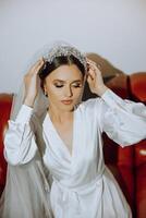 luxo Casamento coroa diadema em da noiva cabeça penteado.retrato. manhã Casamento preparação noiva com coroa fechar acima foto