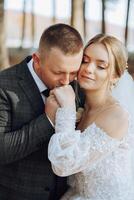 a noivo Beijos a da noiva mão. Casamento foto do uma casal dentro amar. uma jovem e bonito homem se beijando dele da esposa mão com uma ouro anel, propondo.