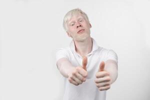 retrato do a albino homem dentro estúdio vestido camiseta isolado em uma branco fundo. anormal desvios. incomum aparência foto