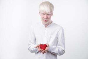 albinismo albino homem dentro estúdio vestido camiseta isolado em uma branco fundo. anormal desvios. incomum aparência foto