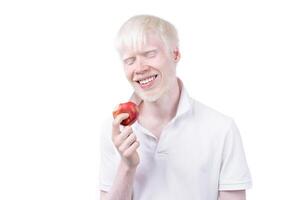 retrato do a albino homem dentro estúdio vestido camiseta isolado em uma branco fundo. anormal desvios. incomum aparência foto