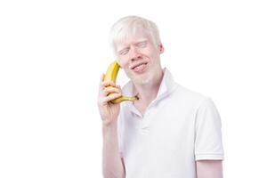 retrato do a albino homem dentro estúdio vestido camiseta isolado em uma branco fundo. anormal desvios. incomum aparência foto