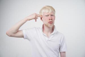 albinismo albino homem dentro estúdio vestido camiseta isolado em uma branco fundo. anormal desvios. incomum aparência foto