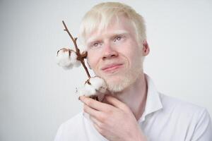 albinismo albino homem dentro estúdio vestido camiseta isolado em uma branco fundo. anormal desvios. incomum aparência foto