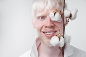 retrato do a albino homem dentro estúdio vestido camiseta isolado em uma branco fundo. anormal desvios. incomum aparência foto