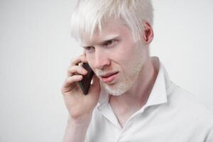 albinismo albino homem dentro estúdio vestido camiseta isolado em uma branco fundo. anormal desvios. incomum aparência foto