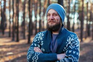 retrato do uma barbudo hipster turista homem dentro a madeiras floresta foto