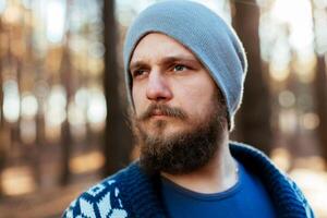 retrato do uma barbudo hipster turista homem dentro a madeiras floresta foto