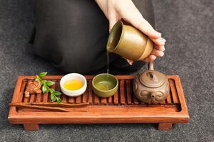 tradicional acessórios para chá cerimônia, Preto chá, verde chá, oolong, puer, e chaban. oriental bebidas. calma meditação conceito foto