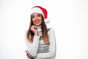 fechar acima retrato lindo caucasiano mulher dentro vermelho santa chapéu em branco estúdio fundo. Natal e Novo ano feriado conceito. foto