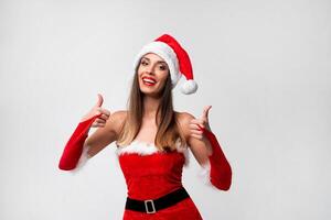 fechar acima retrato lindo caucasiano mulher dentro vermelho santa chapéu em branco estúdio fundo. Natal e Novo ano feriado conceito. foto