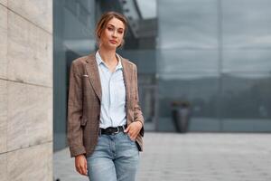 empresária bem sucedido mulher o negócio pessoa em pé ao ar livre corporativo construção exterior. pensativo caucasiano confiança profissional o negócio mulher meio era foto