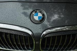 crozon, França - pode 29, 2018 BMW motor companhia crachá em a frente a partir de uma Preto carro. BMW é uma alemão automóvel, motocicleta e motor fabricação companhia fundado dentro 1916 foto