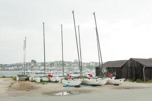 Morgat, França 29 pode 2018 catamarãs armazenamento sem velas estacionado em a de praia foto