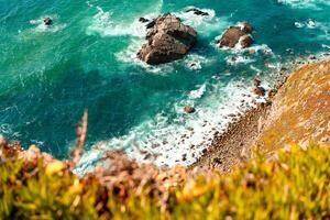 atlântico oceano Visão com penhasco. Visão do atlântico costa às Portugal, cabo da rocha. verão dia foto