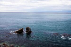 dois grande Rocha dentro mar oceano água foto