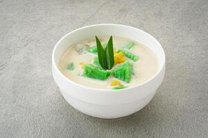 es bongo, tradicional Comida fez a partir de bonitão farinha, Pandan folhas, coco leite. indonésio Comida foto