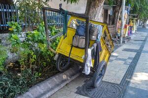 uma zeladores Lixo carrinho estacionado em a calçada foto