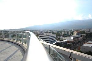 vista aérea de uma magnífica metrópole em chiang mai, tailândia, ásia, com uma perspectiva de montanha. foto