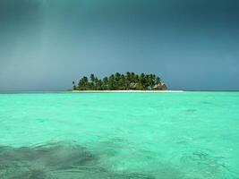 belize ilhotas - pequeno tropical ilha às barreira recife com paraíso de praia - conhecido para mergulhando, snorkeling e relaxante Férias - caribe mar, belize, central América foto