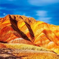 surpreendente cenário do China montanhas e azul céu fundo dentro pôr do sol. Zhangye danxia nacional geoparque, gansu, China. colorida paisagem, arco Iris colinas, incomum colori rochas, arenito erosão foto