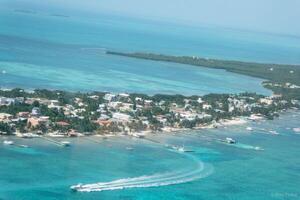 belize ilhotas - pequeno tropical ilha às barreira recife com paraíso de praia - conhecido para mergulhando, snorkeling e relaxante Férias - caribe mar, belize, central América foto