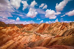 surpreendente cenário do China montanhas e azul céu fundo dentro pôr do sol. Zhangye danxia nacional geoparque, gansu, China. colorida paisagem, arco Iris colinas, incomum colori rochas, arenito erosão foto